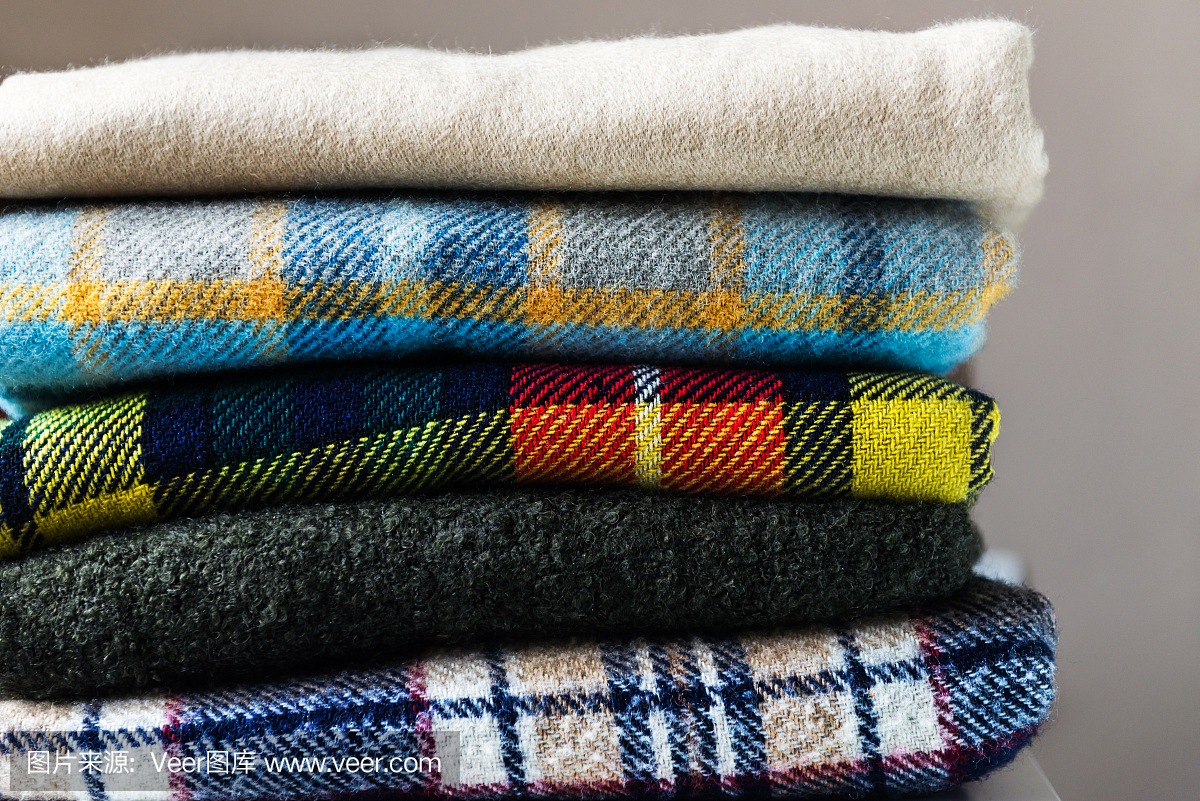一堆方格毛織毯子